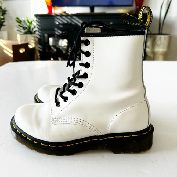 Doc Martens White Leather 11821 Boot 8 Eye AirWair Bouncing Soles Women’s Size 6 - Picture 15 of 15